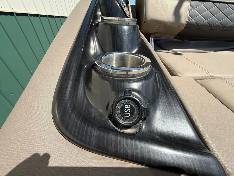 Slide: The Image of 2018 Bennington 25 SX boat with USB charger and cup holder. - 26