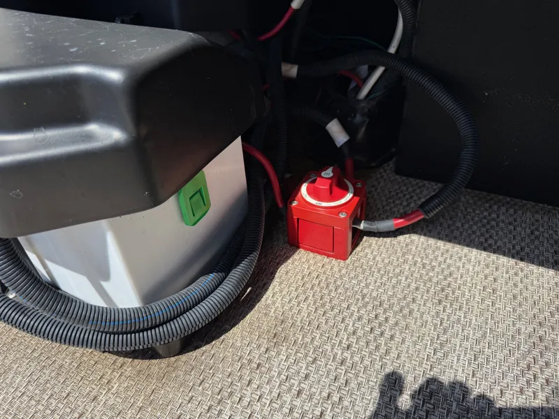 Slide: The Image of Battery and switch in 2018 Bennington 25 SX boat. - 28