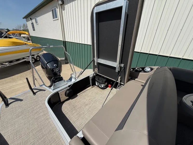 Slide: The Image of 2018 Bennington 25 SX pontoon boat with outboard motor. - 29