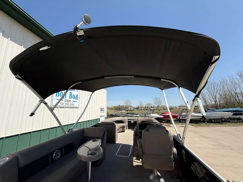 Slide: The Image of Interior view of a 2018 Bennington 25 SX pontoon boat with canopy. - 32