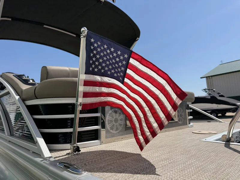 Slide: The Image of 2018 Bennington 25 SX pontoon boat with American flag. - 34