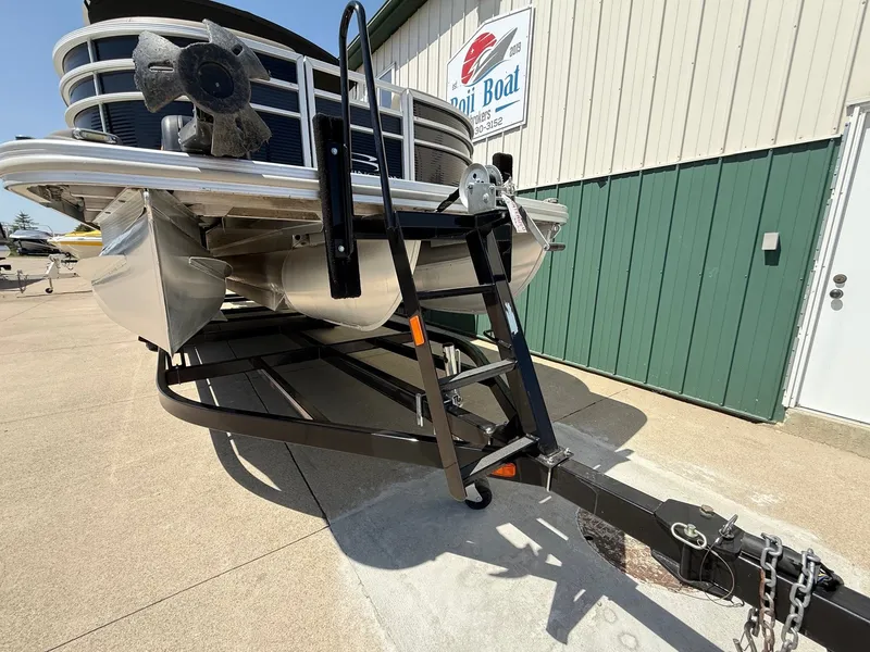 Slide: The Image of 2018 Bennington 25 SX pontoon boat on trailer outside warehouse. - 36