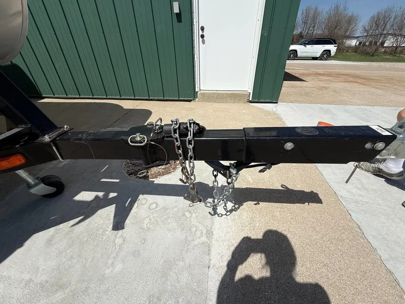 Slide: The Image of Trailer hitch of a 2018 Bennington 25 SX near green building. - 37