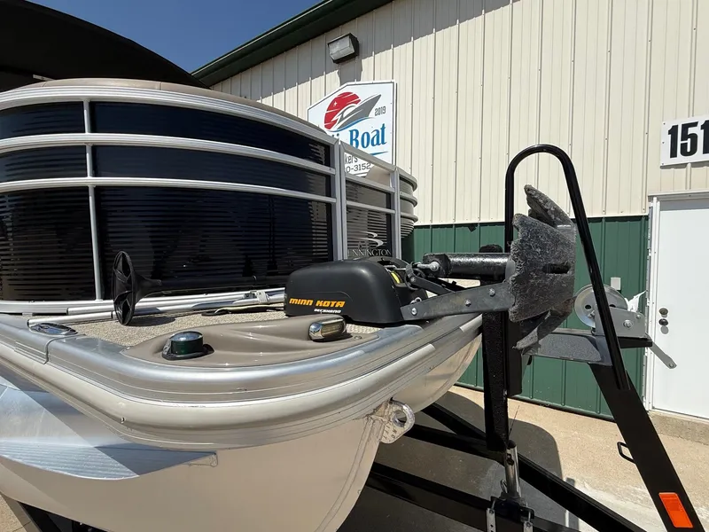 Slide: The Image of 2018 Bennington 25 SX pontoon boat with Minn Kota motor. - 4
