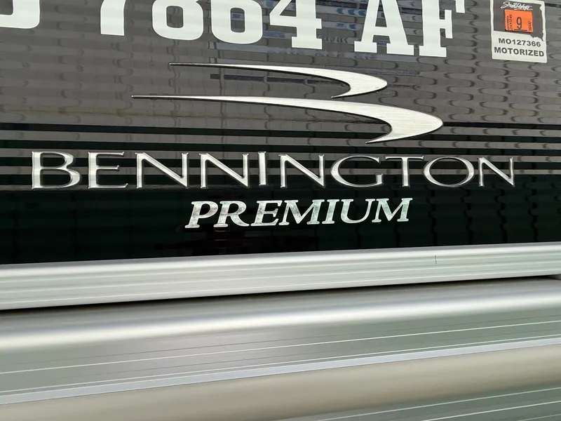 Slide: The Image of Bennington 25 SX 2018 boat with premium logo. - 5