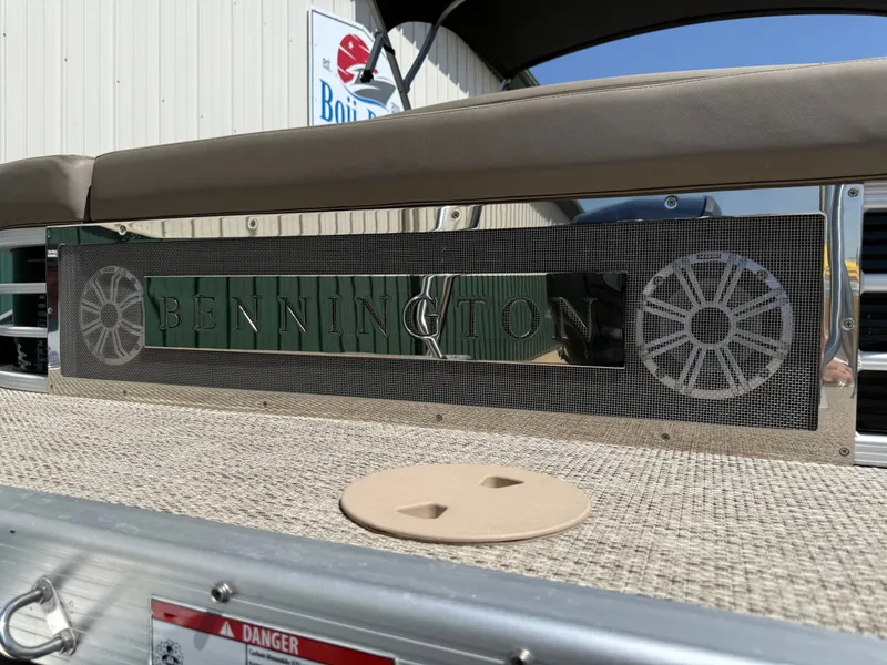 Slide: The Image of Bennington 25 SX pontoon boat, 2018 model, logo detail view. - 7