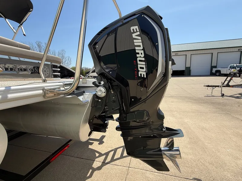Slide: The Image of 2018 Bennington 25 SX with Evinrude outboard motor. - 8