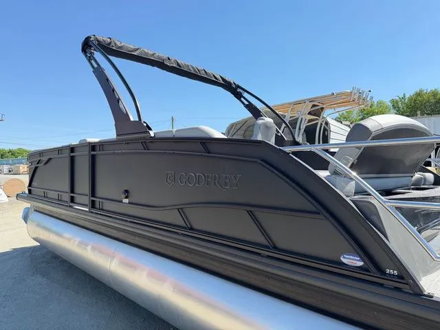 Slide: The Image of Godfrey Monaco 255 SFL - Yamaha 450 XTO 2026 - 19