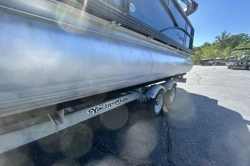 Slide: The Image of 2018 Manitou Aurora LE 22 RF Twin Tube pontoon on a Yacht Club trailer. - 14