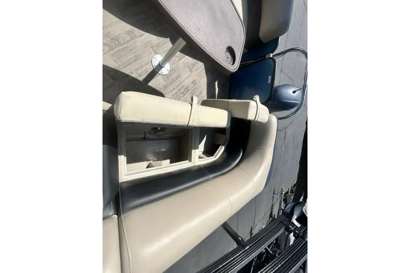 Slide: The Image of 2018 Manitou Aurora LE 22 RF Twin Tube interior seating and table detail. - 18