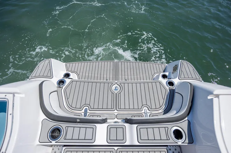 Slide: The Image of 2025 Yamaha Boats 255 FSH Sport H swim platform on water. - 28