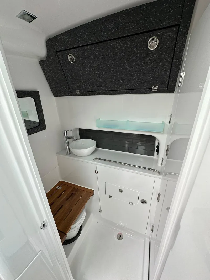 Slide: The Image of Blackfin 400 CC 2024 - 58