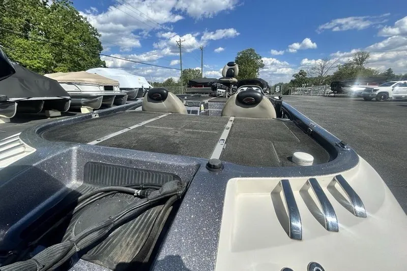 Slide: The Image of 2007 Ranger Z20 boat with spacious deck, parked outdoors under a clear blue sky. - 24