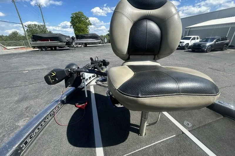 Slide: The Image of 2007 Ranger Z20 boat seat and trolling motor in a parking lot. - 8