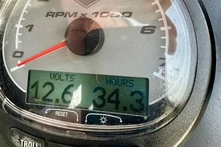 Slide: The Image of Close-up of a Boston Whaler DAUNTLESS 180 2005 boat gauge showing 12.6 volts and 34.3 hours. - 4