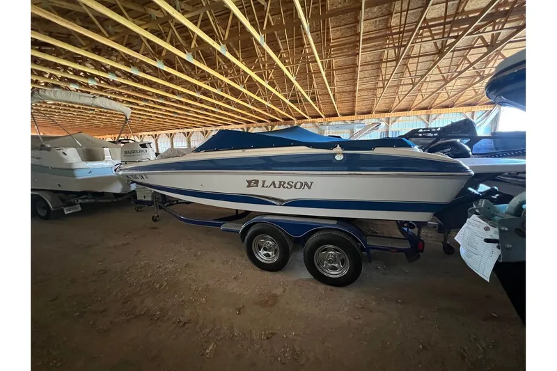 The Image of Larson Escape 204 Deck Boat 2006 - 1