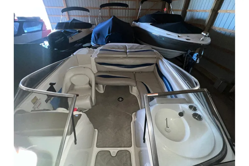 Slide: The Image of Larson Escape 204 Deck Boat 2006 - 3