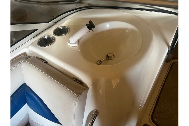 Slide: The Image of Larson Escape 204 Deck Boat 2006 - 7