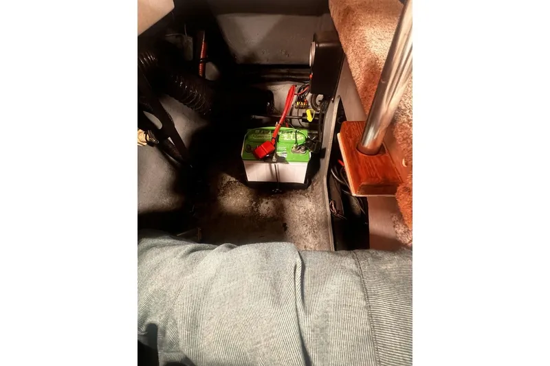 Slide: The Image of Sea Ray 220 Bow Rider 1992 - 11