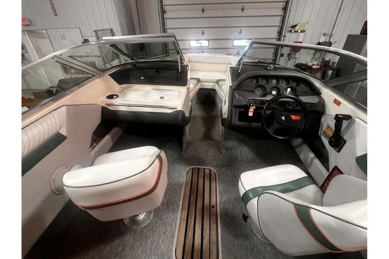 Slide: The Image of Sea Ray 220 Bow Rider 1992 - 5