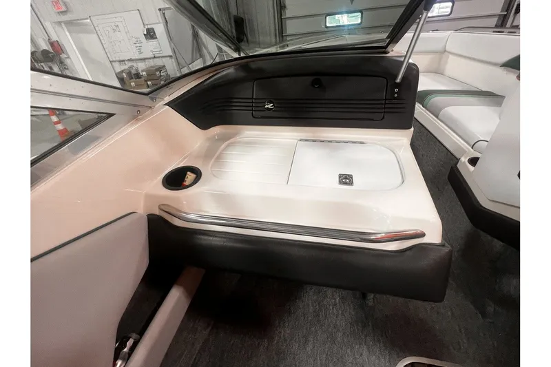 Slide: The Image of Sea Ray 220 Bow Rider 1992 - 7