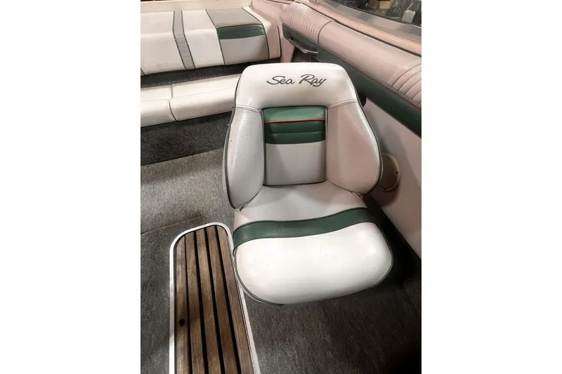 Slide: The Image of Sea Ray 220 Bow Rider 1992 - 8