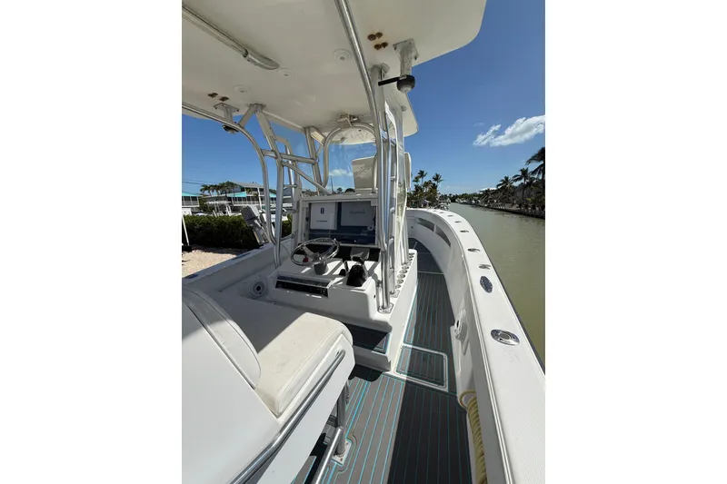 Slide: The Image of 2006 SeaVee 290B boat interior with helm, steering wheel, and navigation equipment on a sunny day. - 11