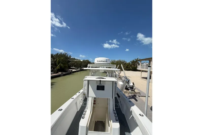 Slide: The Image of 2006 SeaVee 290B boat docked under clear blue sky, featuring Garmin equipment. - 17