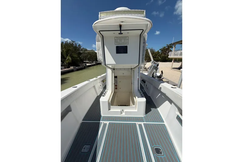 Slide: The Image of 2006 SeaVee 290B boat interior with open hatch, docked near palm trees. - 18