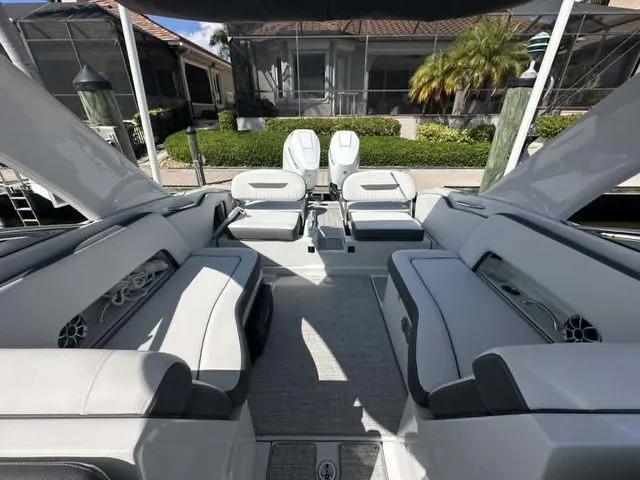 Slide: The Image of Crownline Boats 318 XSS 2026 - 18