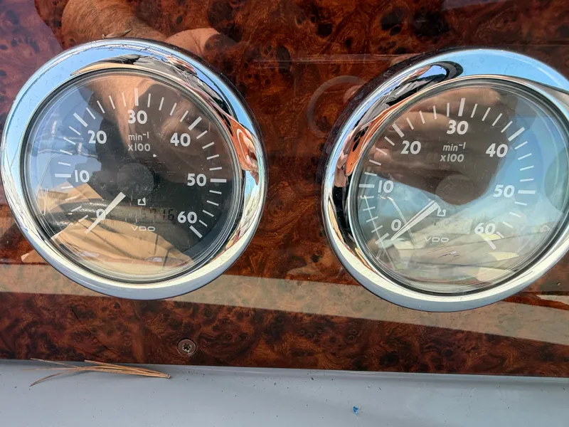 Slide: The Image of Tachometer on a 2002 Formula 330 Sun Sport boat. - 27