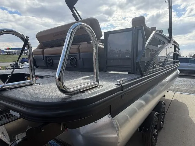 Slide: The Image of Bennington 22 ML TriToon Pontoon 2026 - 10