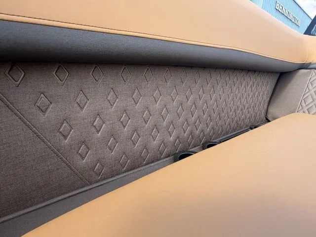 Slide: The Image of Bennington 22 ML TriToon Pontoon 2026 - 12