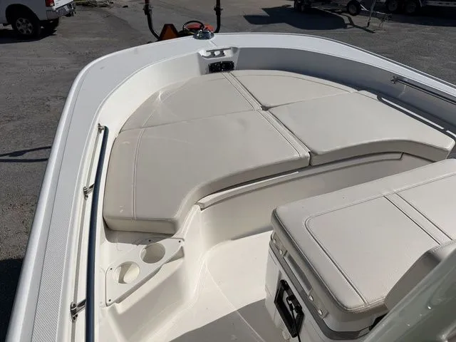 Slide: The Image of Boston Whaler 190 Montauk 2026 - 6