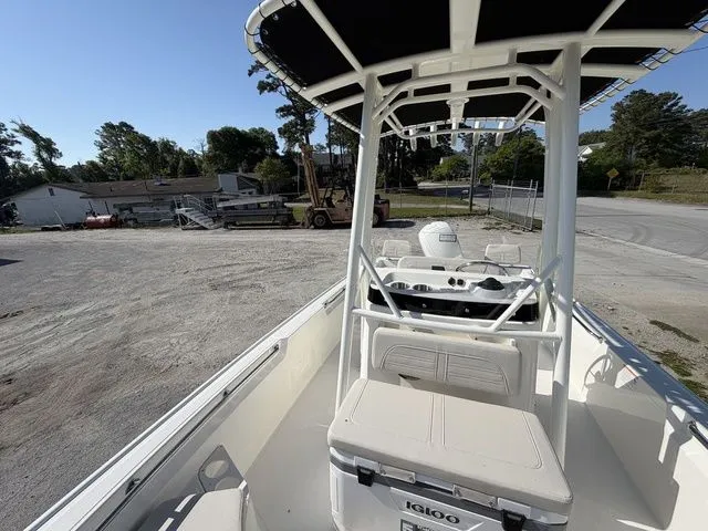Slide: The Image of Boston Whaler 190 Montauk 2026 - 7