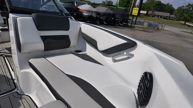 Slide: The Image of Yamaha 195S 2024 - 12