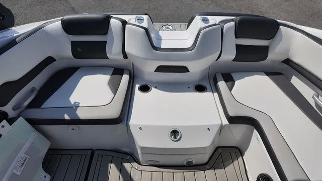 Slide: The Image of Yamaha 195S 2024 - 16