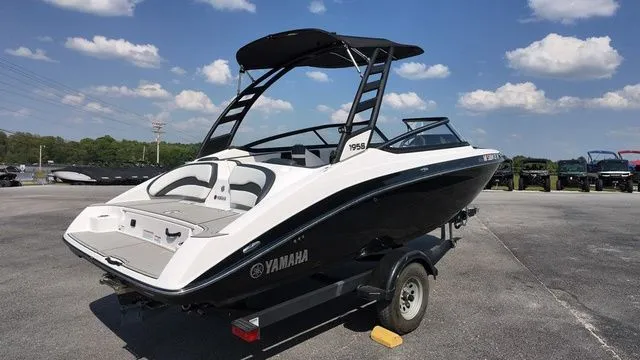 Slide: The Image of Yamaha 195S 2024 - 5