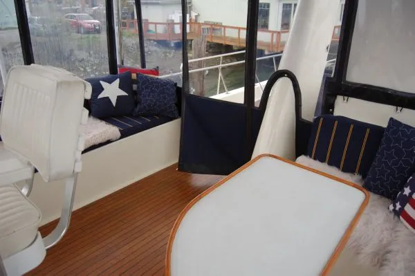 Slide: The Image of Interior of a 1982 Kong & Halvorsen Island Gypsy yacht with cozy seating. - 22