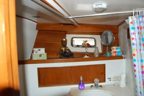 Slide: The Image of Interior of a 1982 Kong & Halvorsen Island Gypsy yacht bathroom. - 45
