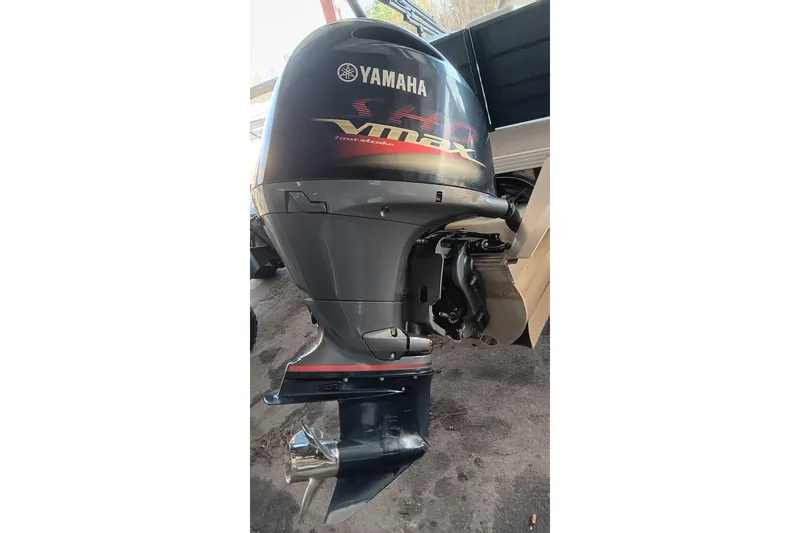 Slide: The Image of Yamaha VMAX outboard motor on Veranda Vista View 22RC, 2023 model. - 3
