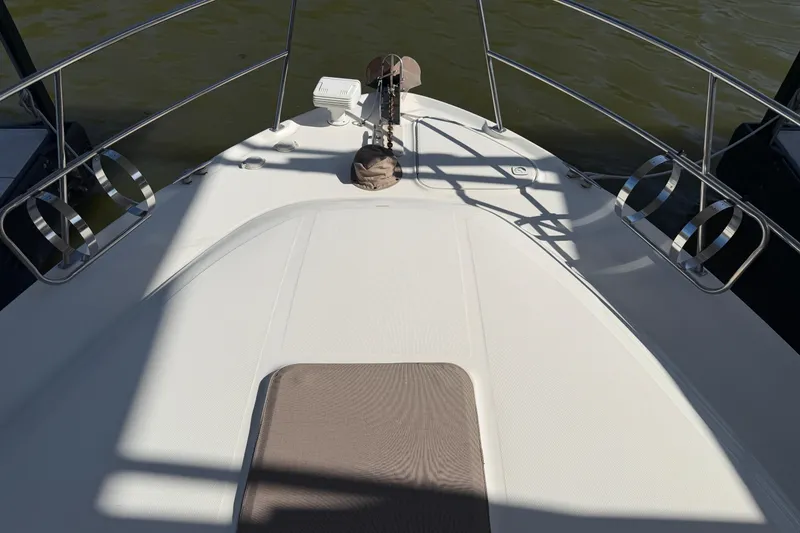 Slide: The Image of Bow view of 2000 Sea Ray 410 Sundancer yacht with anchor and railings. - 8