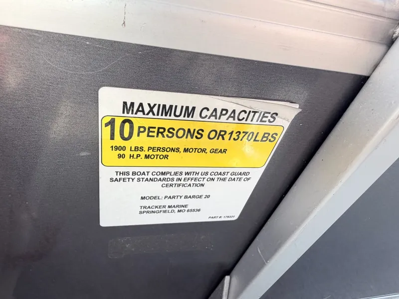 Slide: The Image of Capacity label for Sun Tracker Party Barge 20 DLX, 10 persons, 1370 lbs. - 13