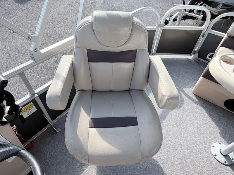 Slide: The Image of Seat on Sun Tracker Party Barge 20 DLX 2018 pontoon boat. - 18