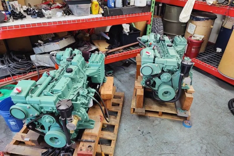 Slide: The Image of Two green Mako 286 engines from 1991 on wooden pallets in a workshop. - 18