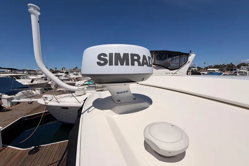 Slide: The Image of Radar equipment on a 2018 Sea Ray Sundancer 350 Coupe at a marina. - 13