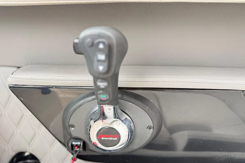 Slide: The Image of Throttle control of 2022 Sea Ray SLX 280 boat, featuring SmartCraft technology. - 16