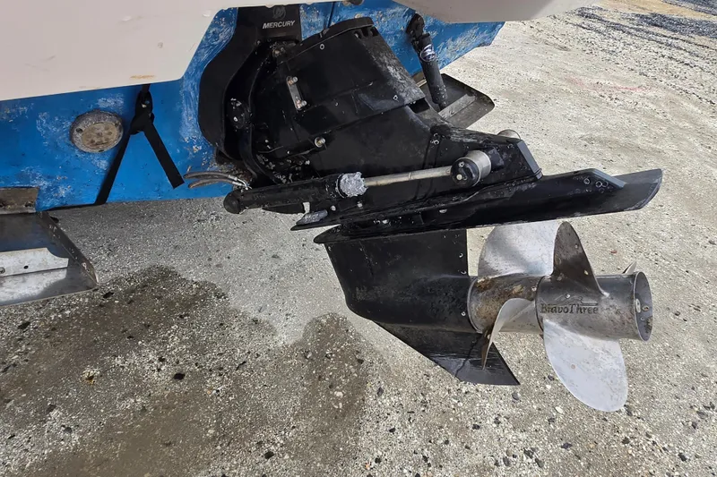 Slide: The Image of 1996 Wellcraft 26 Exel SE boat with Mercury outboard motor and propeller. - 30