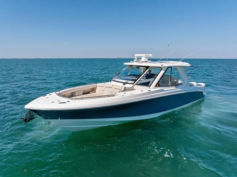 The Image of Boston Whaler 380 Realm 2019 - 1