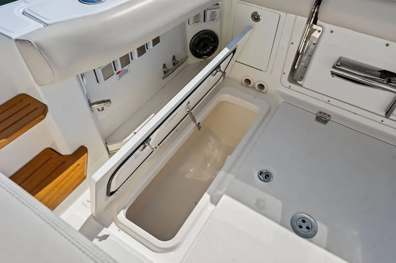 Slide: The Image of Boston Whaler 380 Realm 2019 - 12